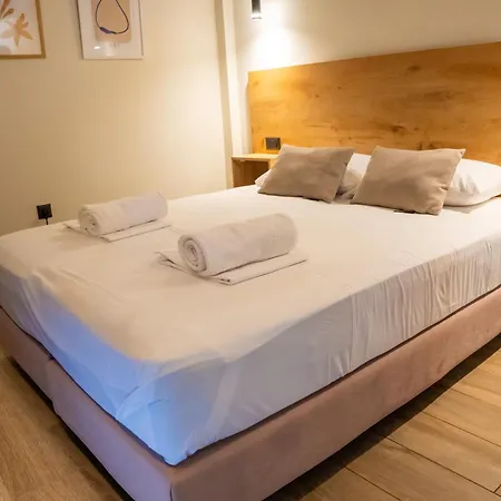 Отель Lunar Modern Boutique 4*